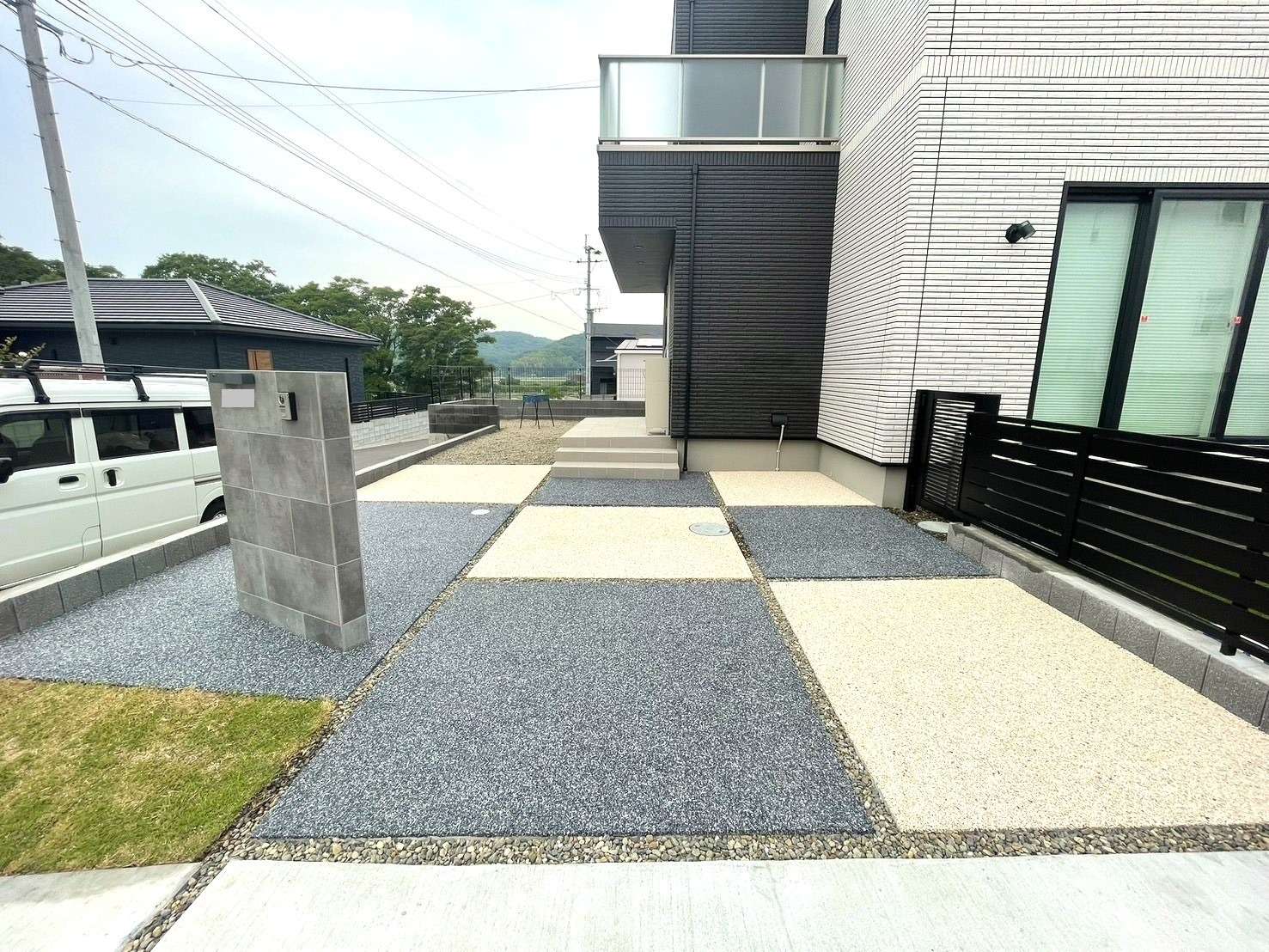 ２色を使った樹脂舗装でデザイン性のある玄関まわり｜大分市