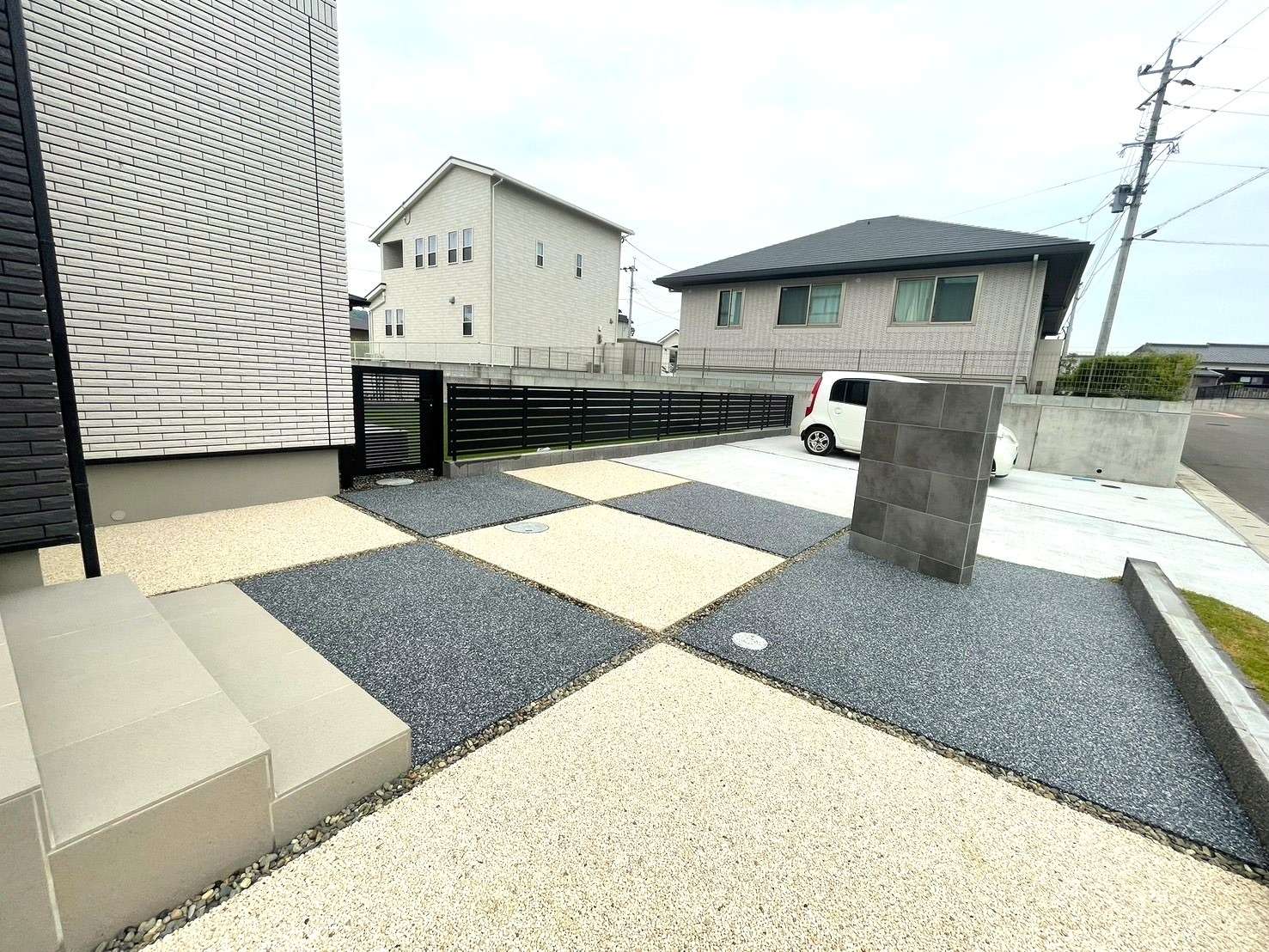 ２色を使った樹脂舗装でデザイン性のある玄関まわり｜大分市