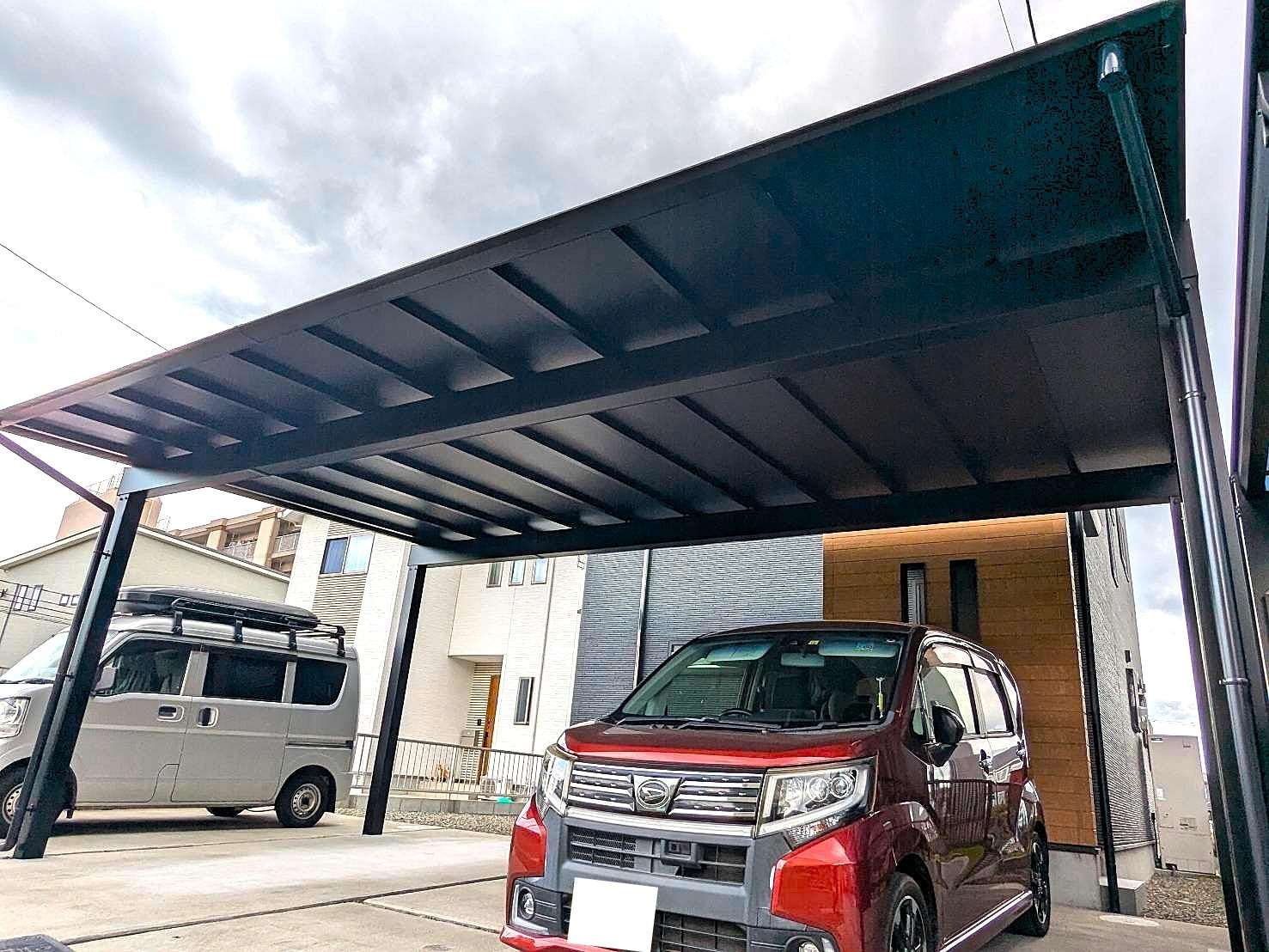 黒い外壁とマッチするブラックポリカカーポート｜大分市