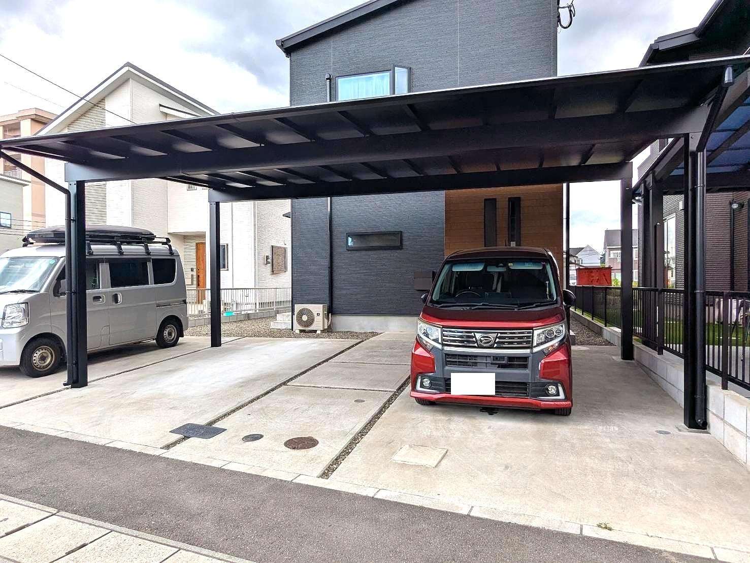 黒い外壁とマッチするブラックポリカカーポート｜大分市