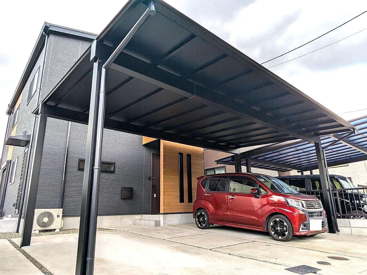 黒い外壁とマッチするブラックポリカカーポート｜大分市