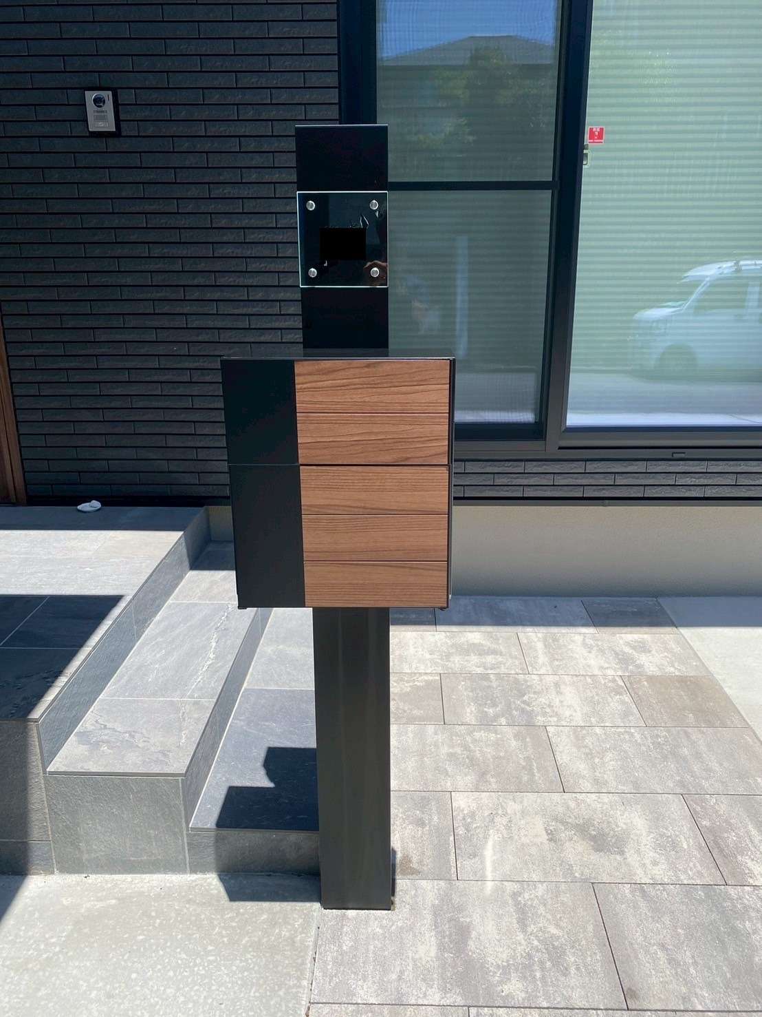 ブラック＋木目調のシンプル機能門柱｜大分市