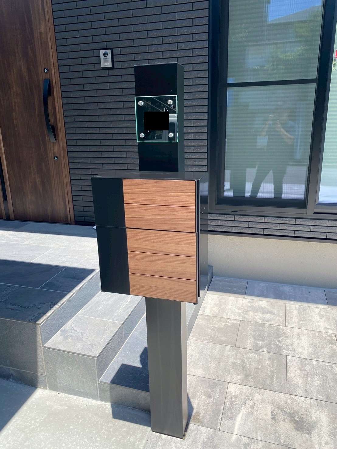 ブラック＋木目調のシンプル機能門柱｜大分市
