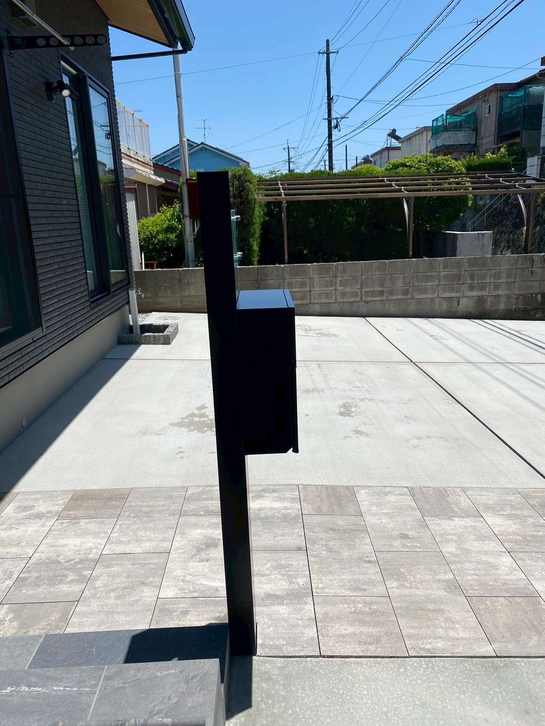 ブラック＋木目調のシンプル機能門柱｜大分市