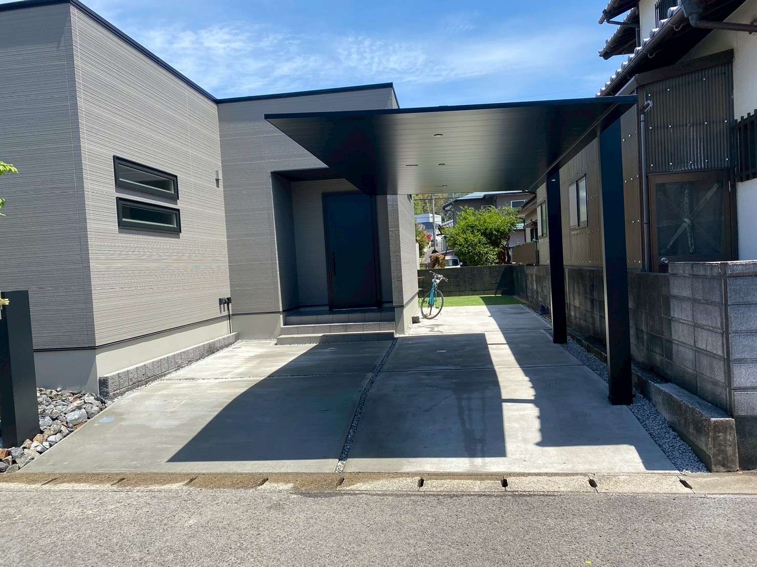 シンプルかっこいいポリカレスカーポート｜大分市