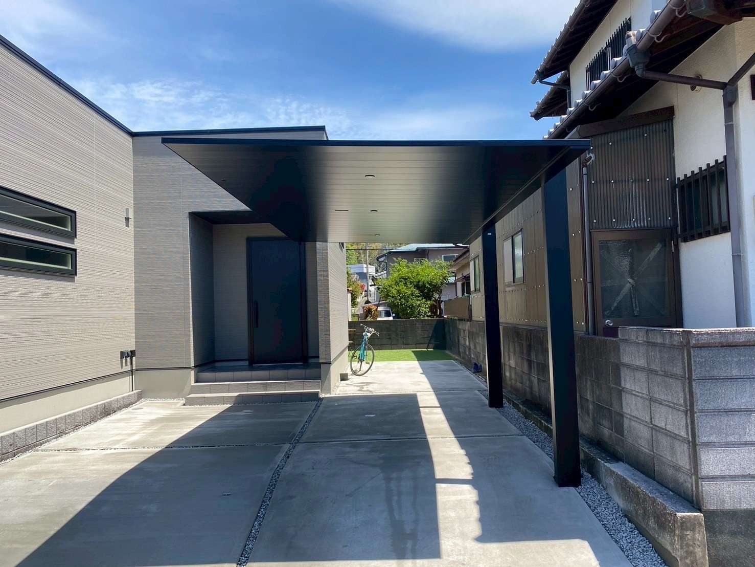 シンプルかっこいいポリカレスカーポート｜大分市