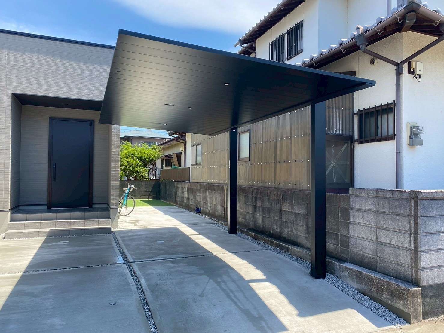 シンプルかっこいいポリカレスカーポート｜大分市