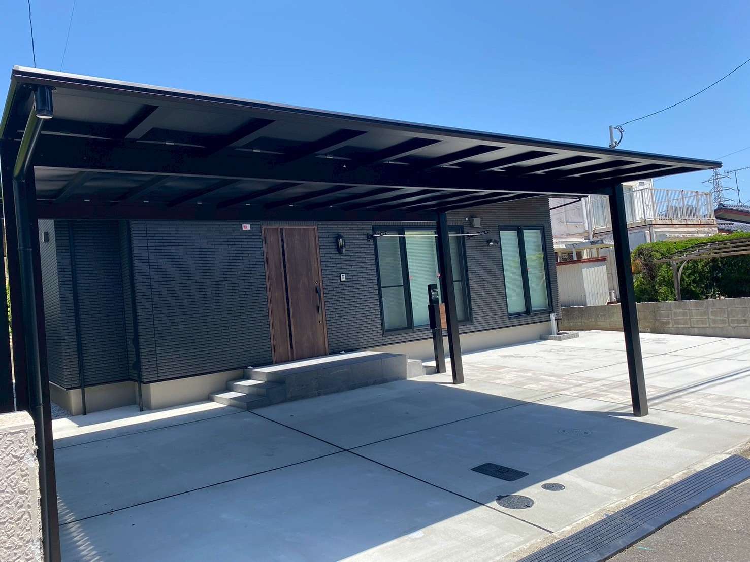 シックなブラックポリカカーポート｜大分市