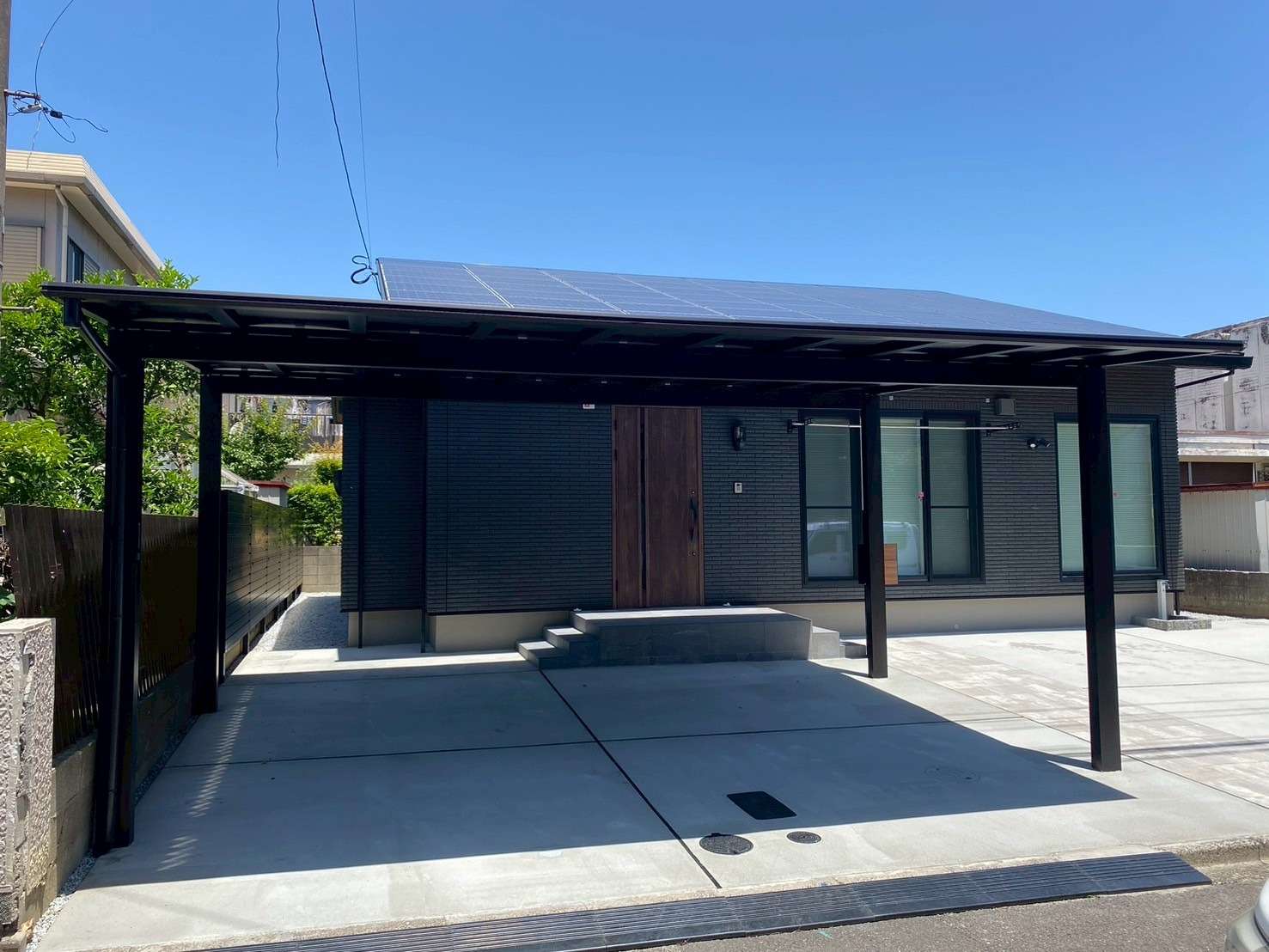 シックなブラックポリカカーポート｜大分市