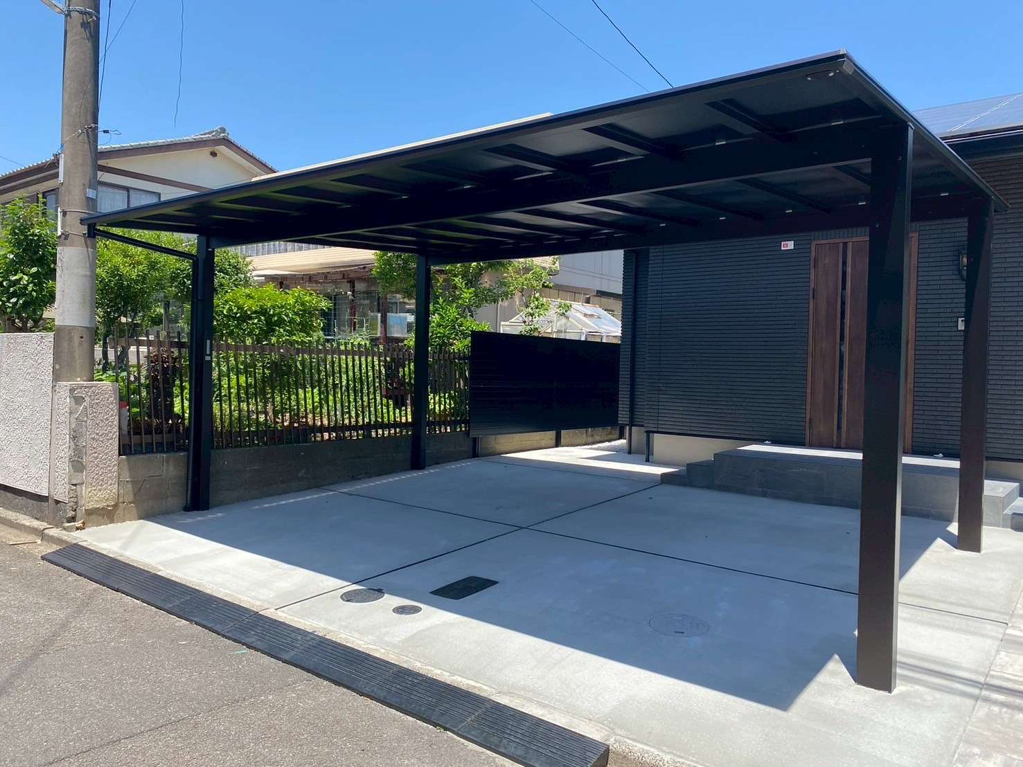 シックなブラックポリカカーポート｜大分市