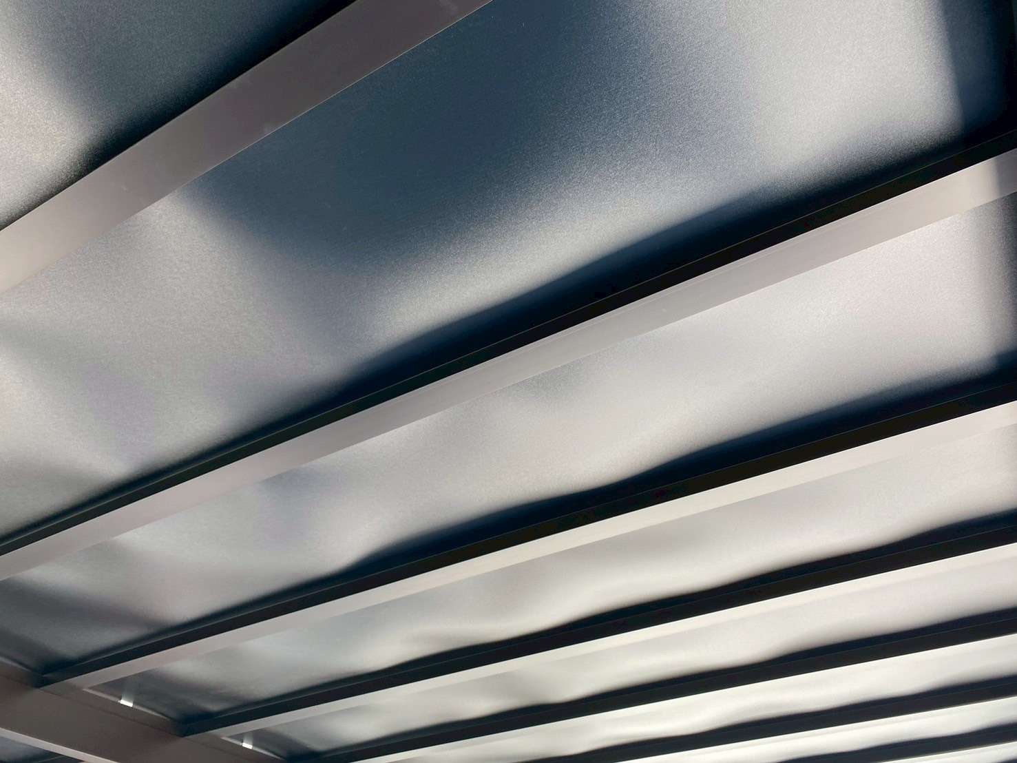 シックなブラックポリカカーポート｜大分市