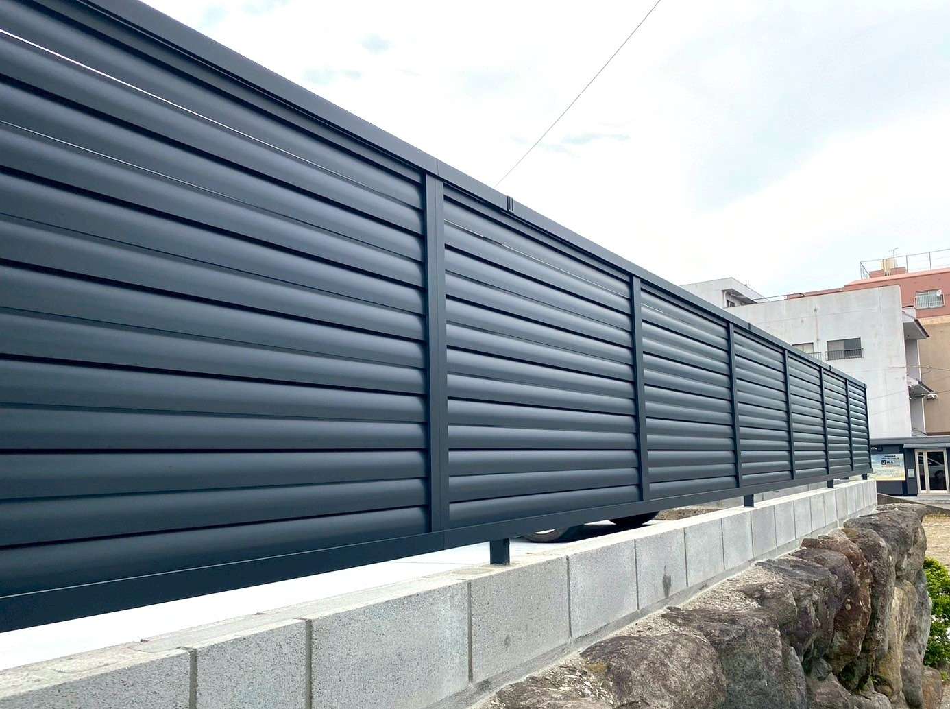 長距離にわたる目隠しフェンス設置｜大分市