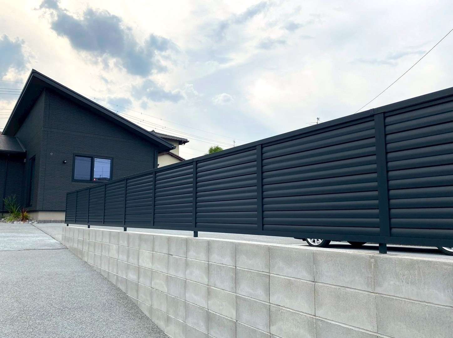 長距離にわたる目隠しフェンス設置｜大分市