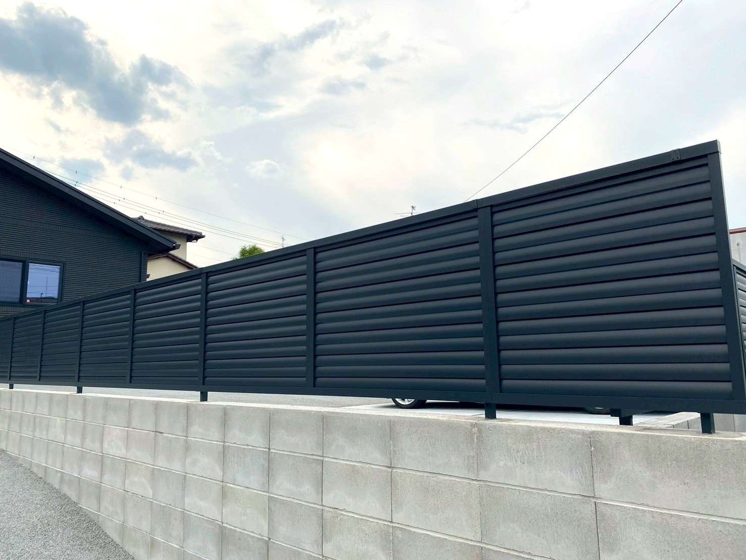 長距離にわたる目隠しフェンス設置｜大分市