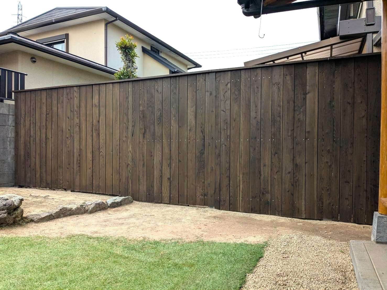 重厚感のある天然木フェンス｜大分市