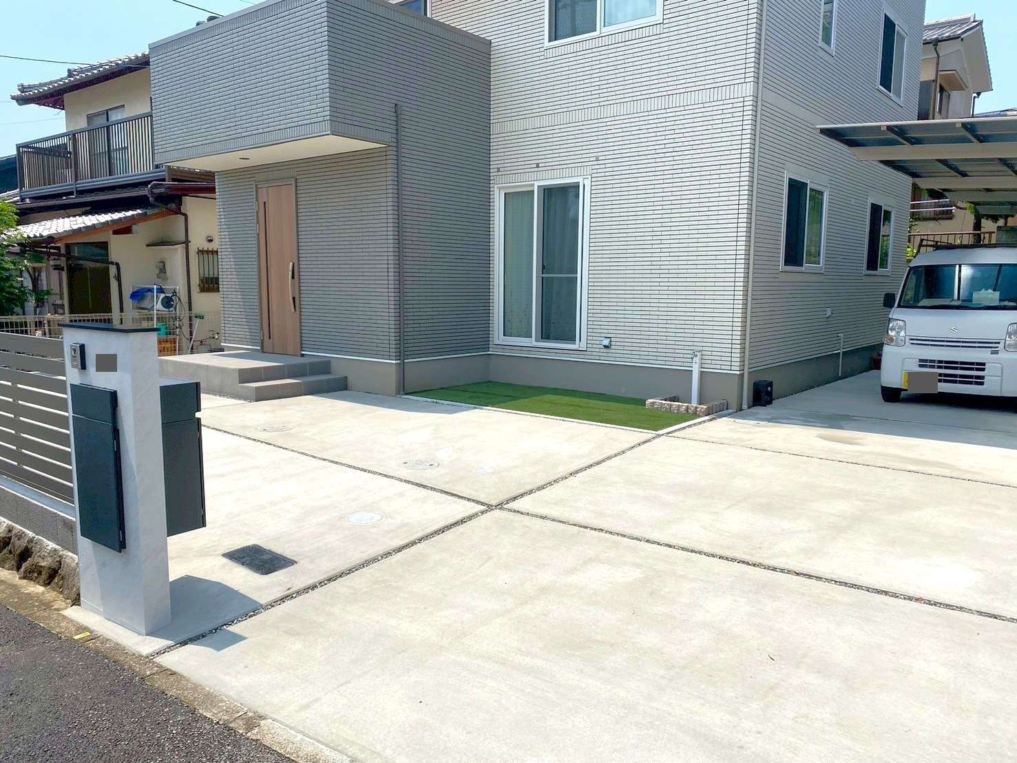 コンクリート舗装で広々駐車場｜大分市