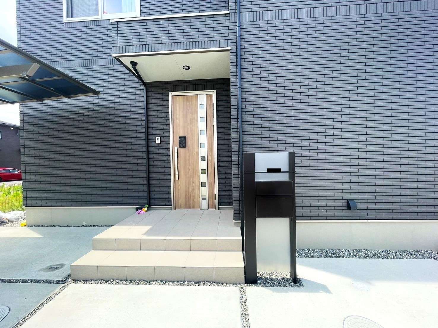 シックなデザインの機能門柱｜大分市