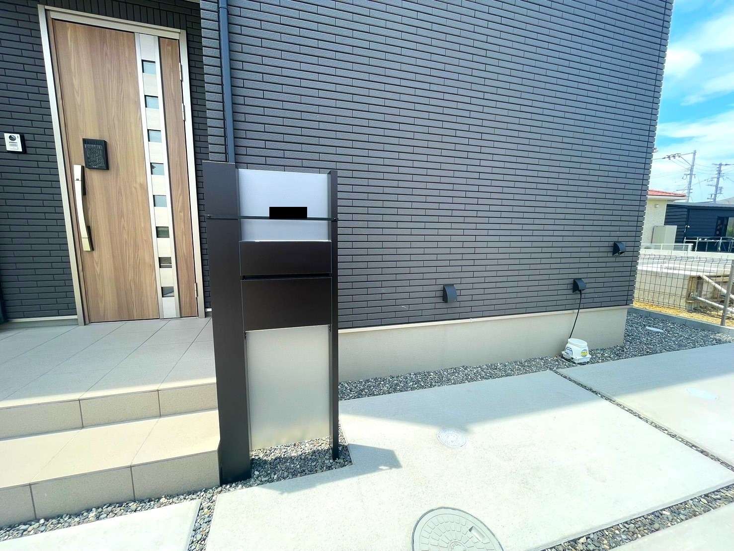 シックなデザインの機能門柱｜大分市