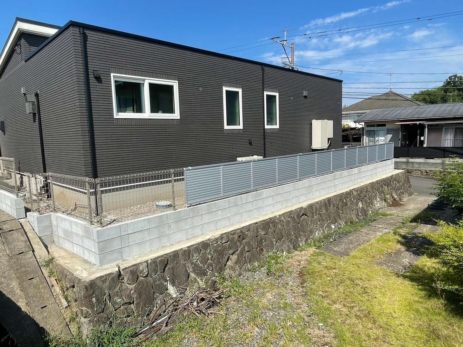 違う種類のフェンスをつなげた施工｜大分市