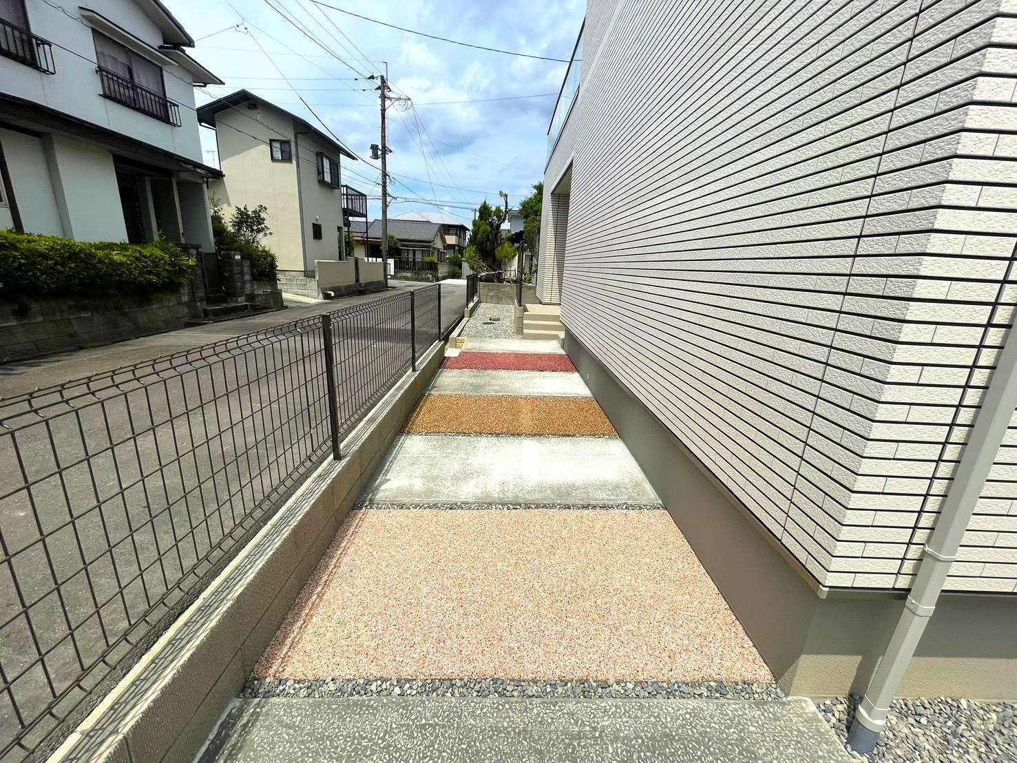 色鮮やかな樹脂舗装の玄関アプローチ｜大分市