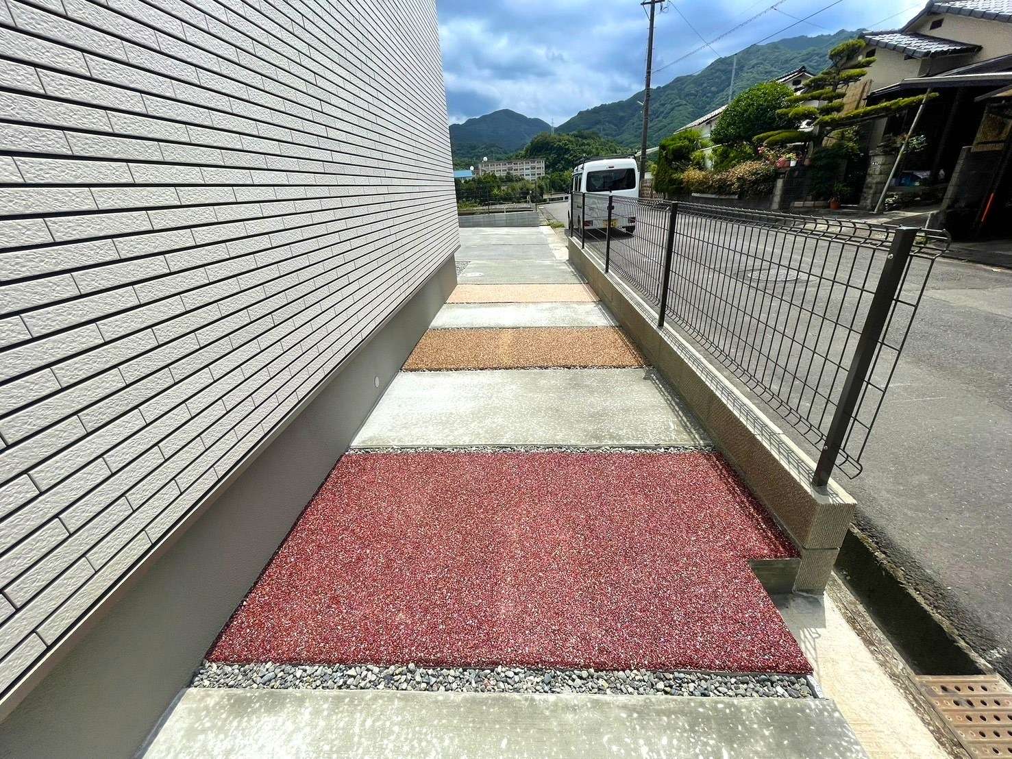 色鮮やかな樹脂舗装の玄関アプローチ｜大分市