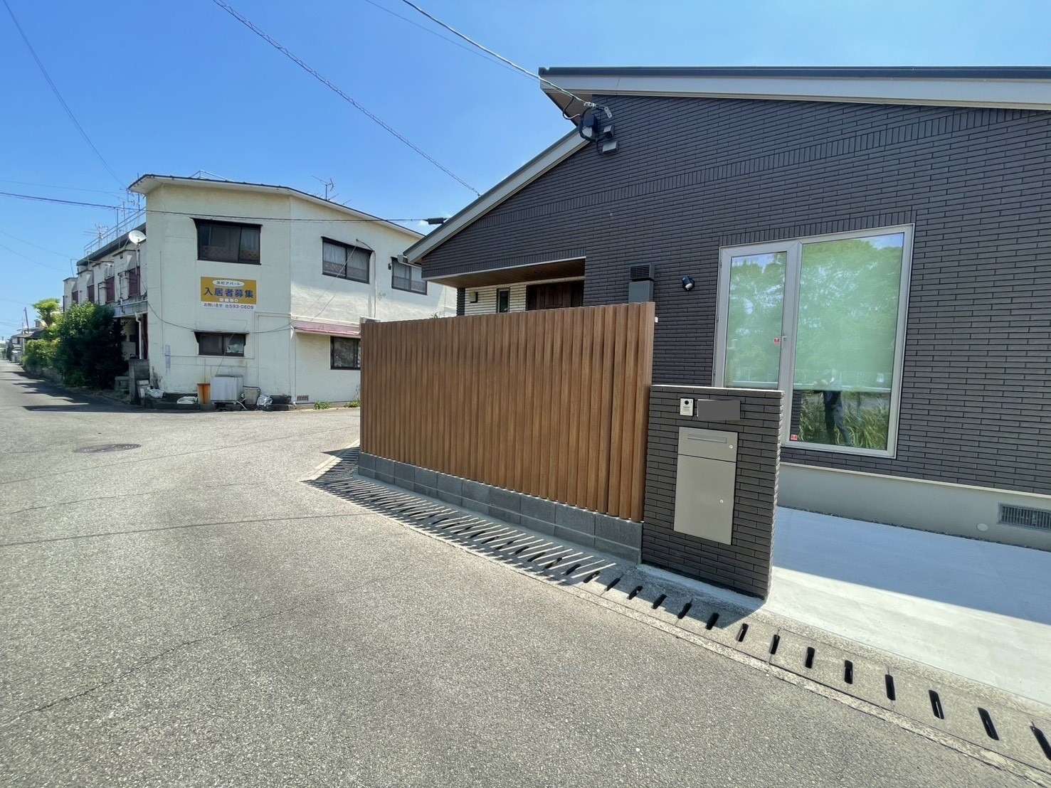 高級感漂う木調縦格子フェンス｜大分市