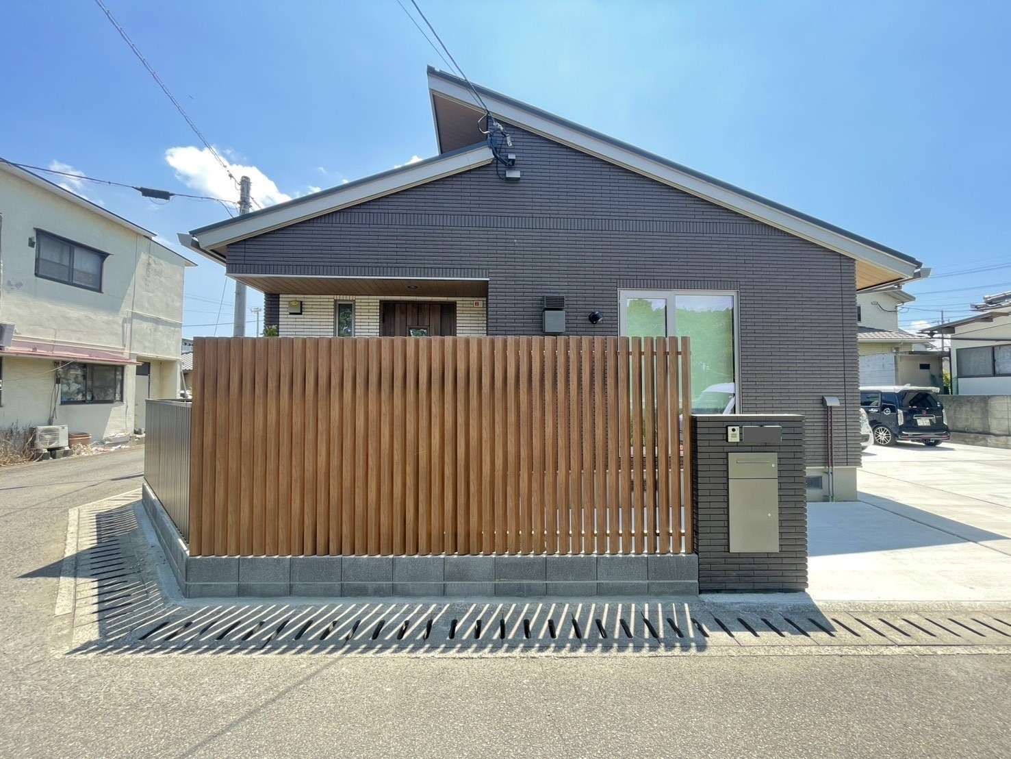 高級感漂う木調縦格子フェンス｜大分市