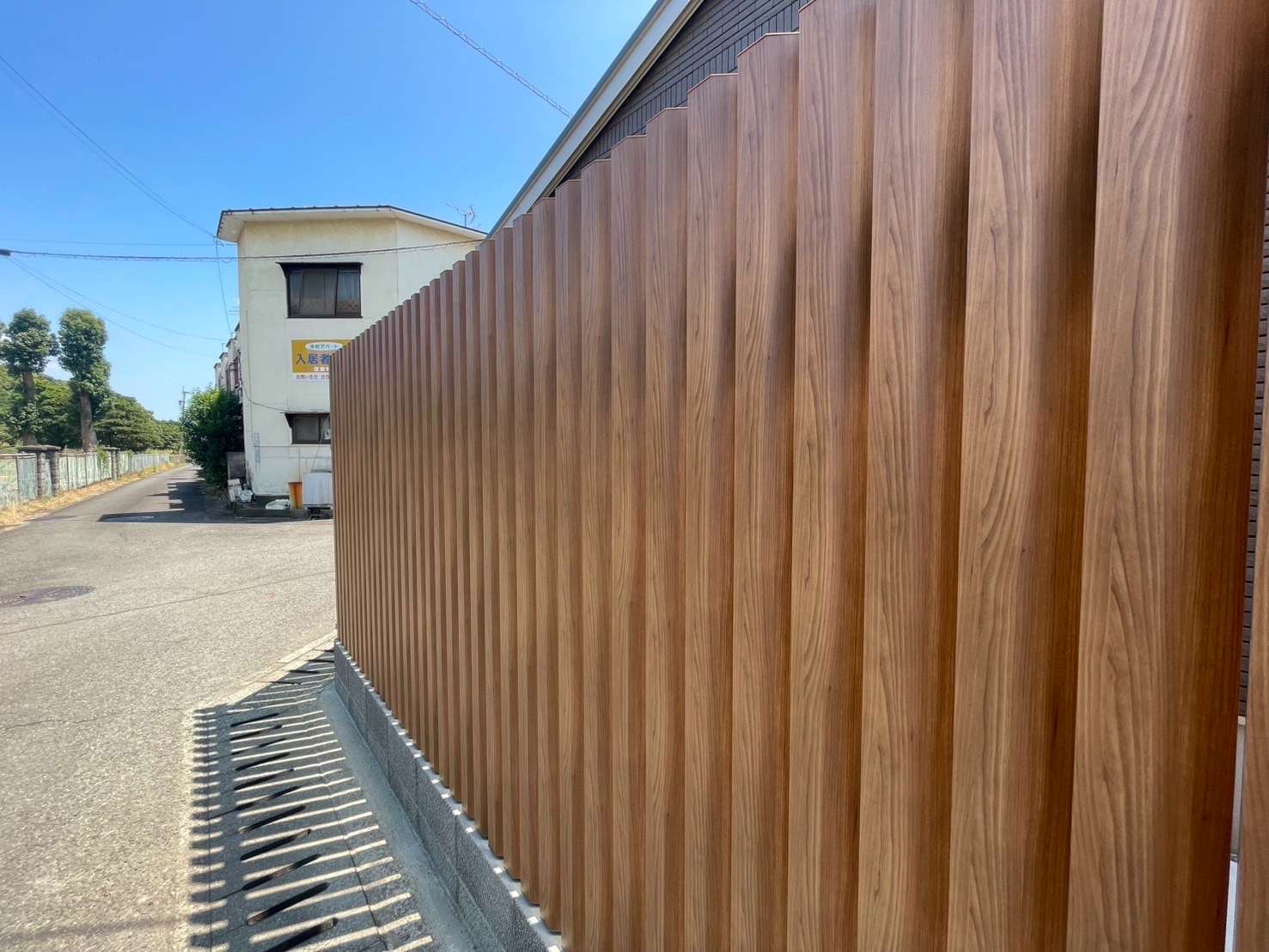 高級感漂う木調縦格子フェンス｜大分市