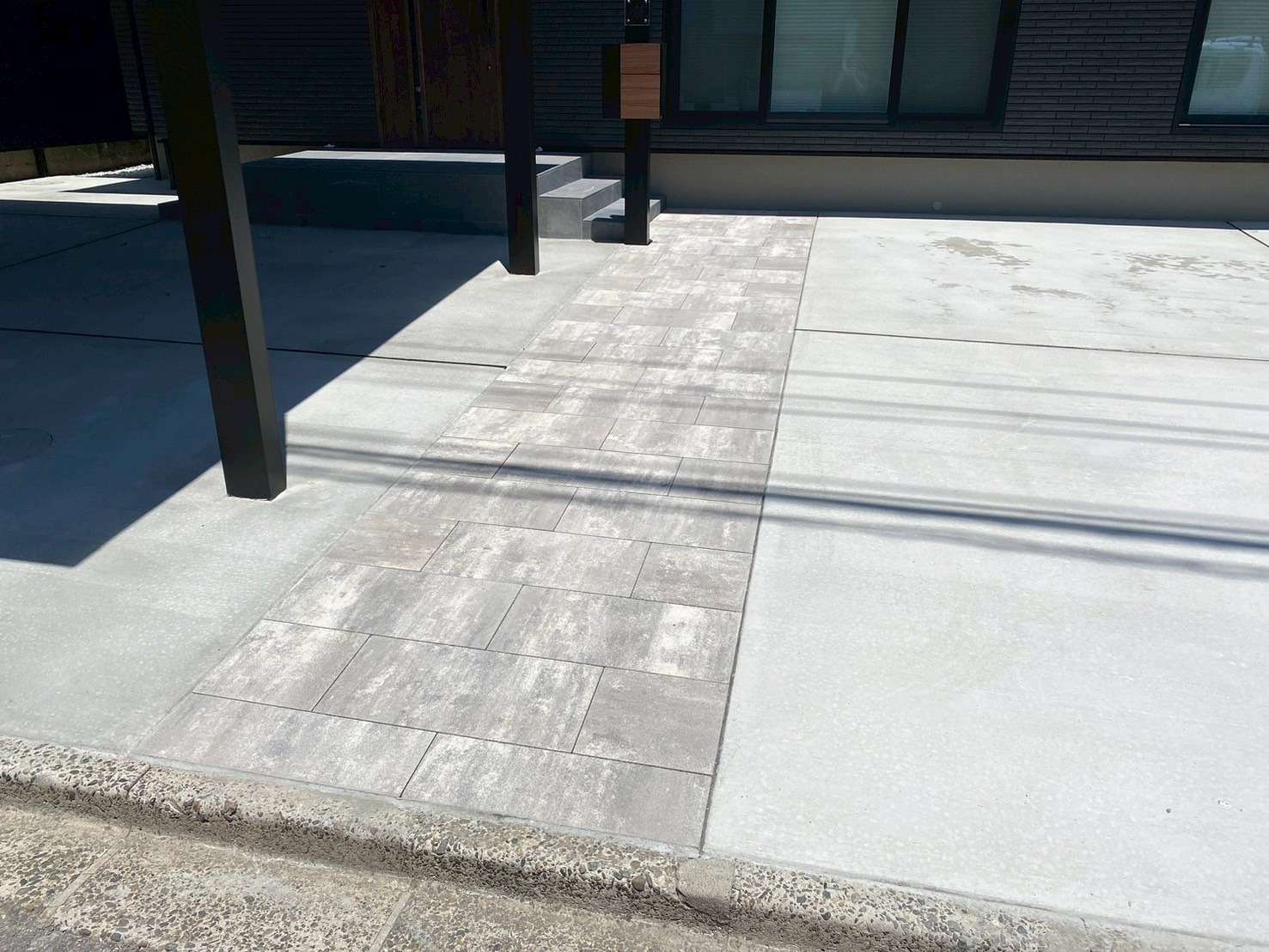 おしゃれなタイル張りアプローチ｜大分市