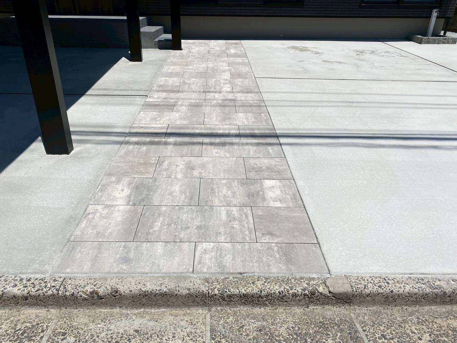 おしゃれなタイル張りアプローチ｜大分市