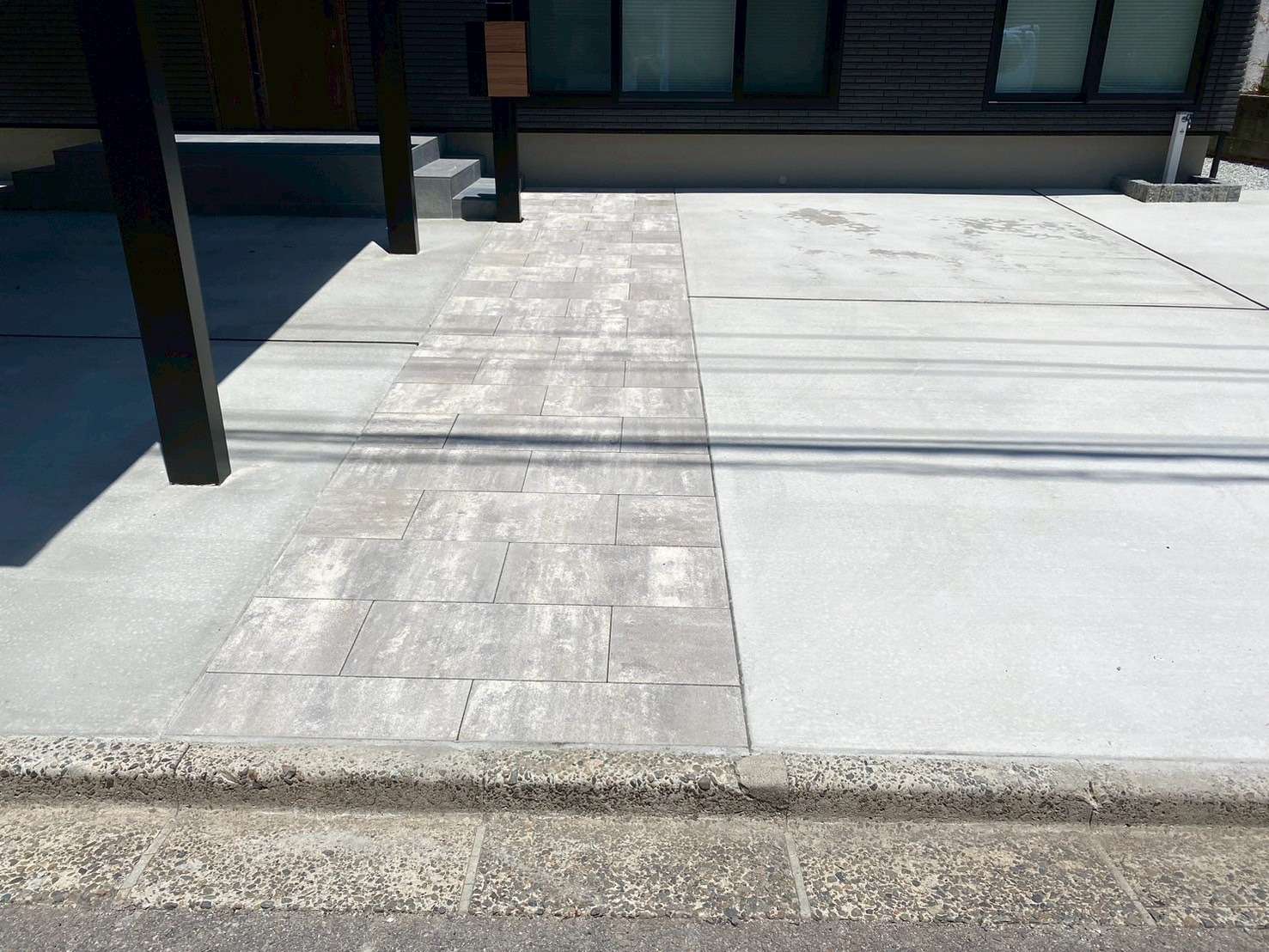 おしゃれなタイル張りアプローチ｜大分市