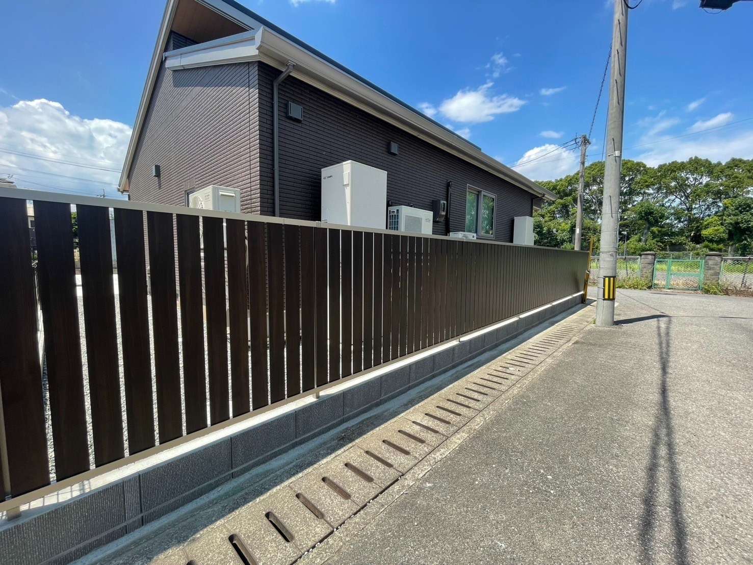 スタイリッシュな縦スリット目隠しフェンス｜大分市