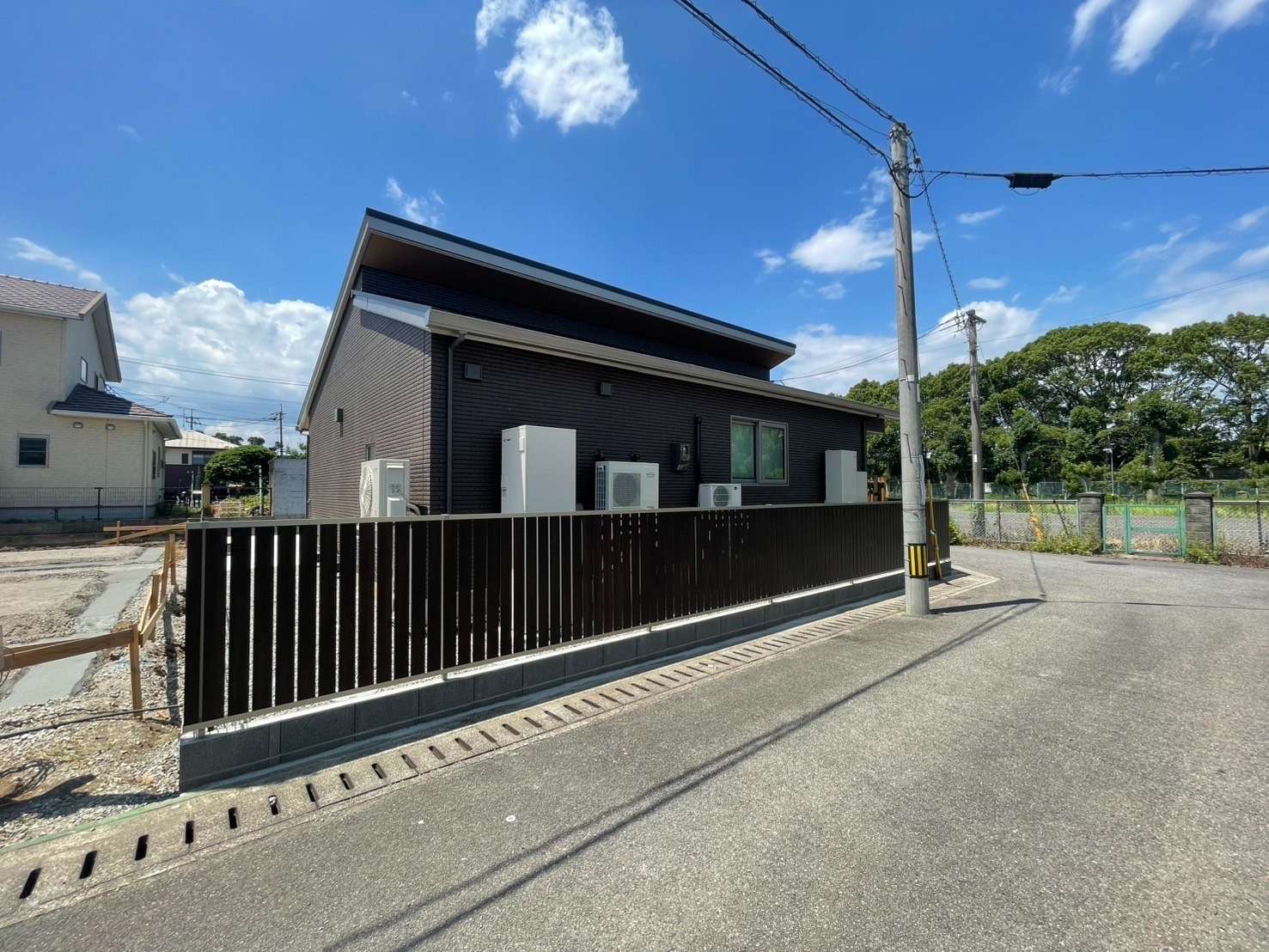 スタイリッシュな縦スリット目隠しフェンス｜大分市