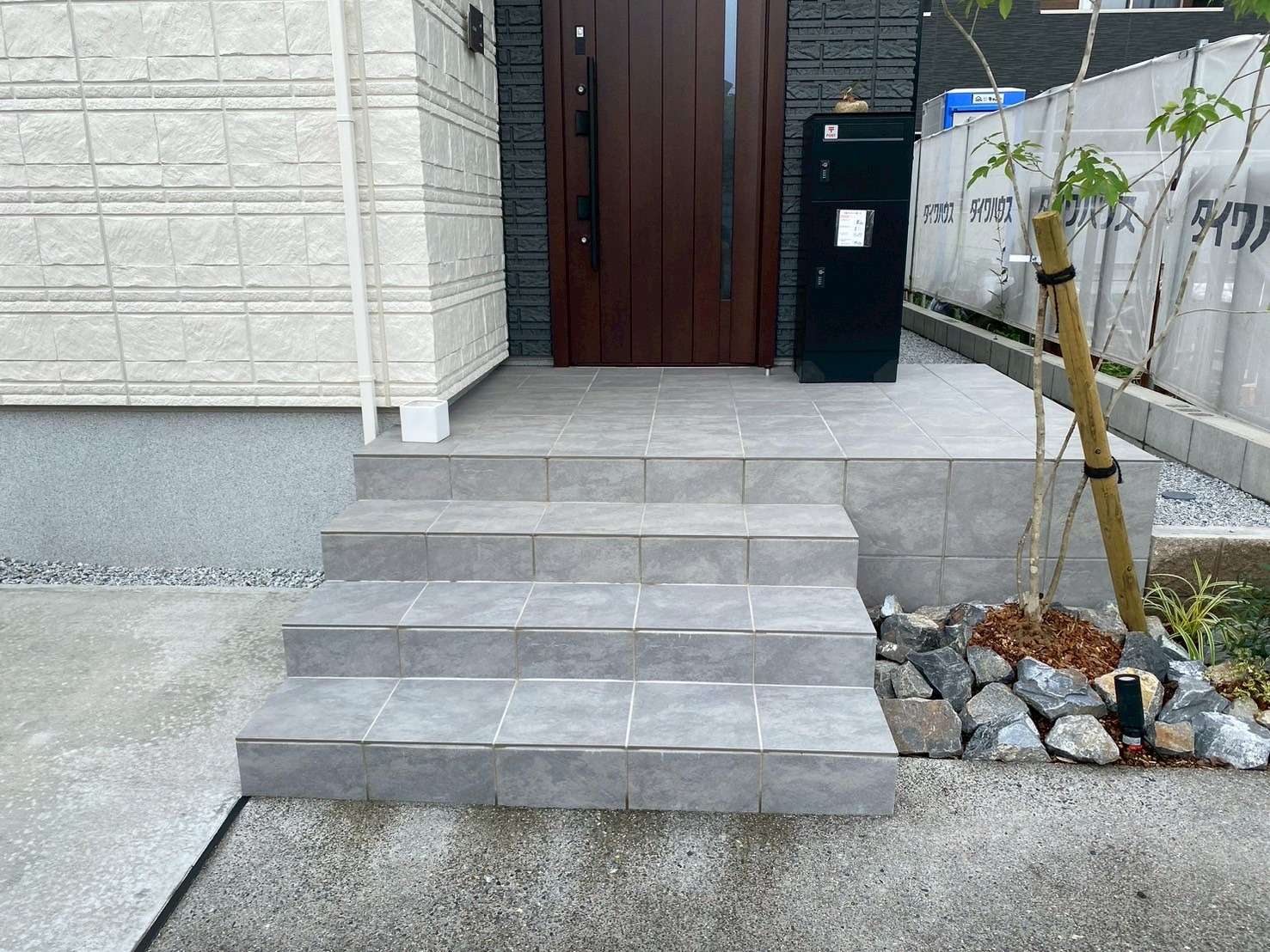 玄関アプローチにグレータイル階段｜大分市