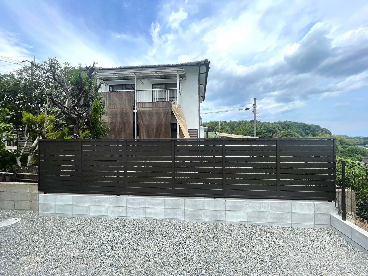 適度な隙間が空いた横スリット目隠しフェンス｜大分市