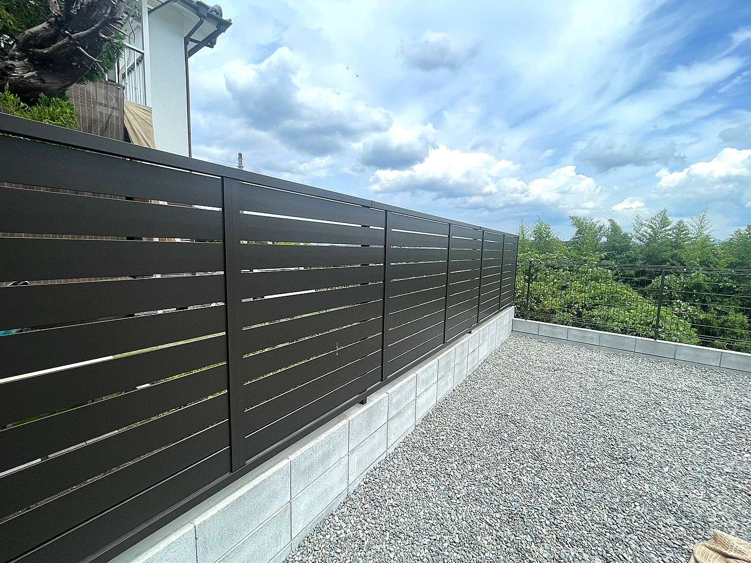 適度な隙間が空いた横スリット目隠しフェンス｜大分市