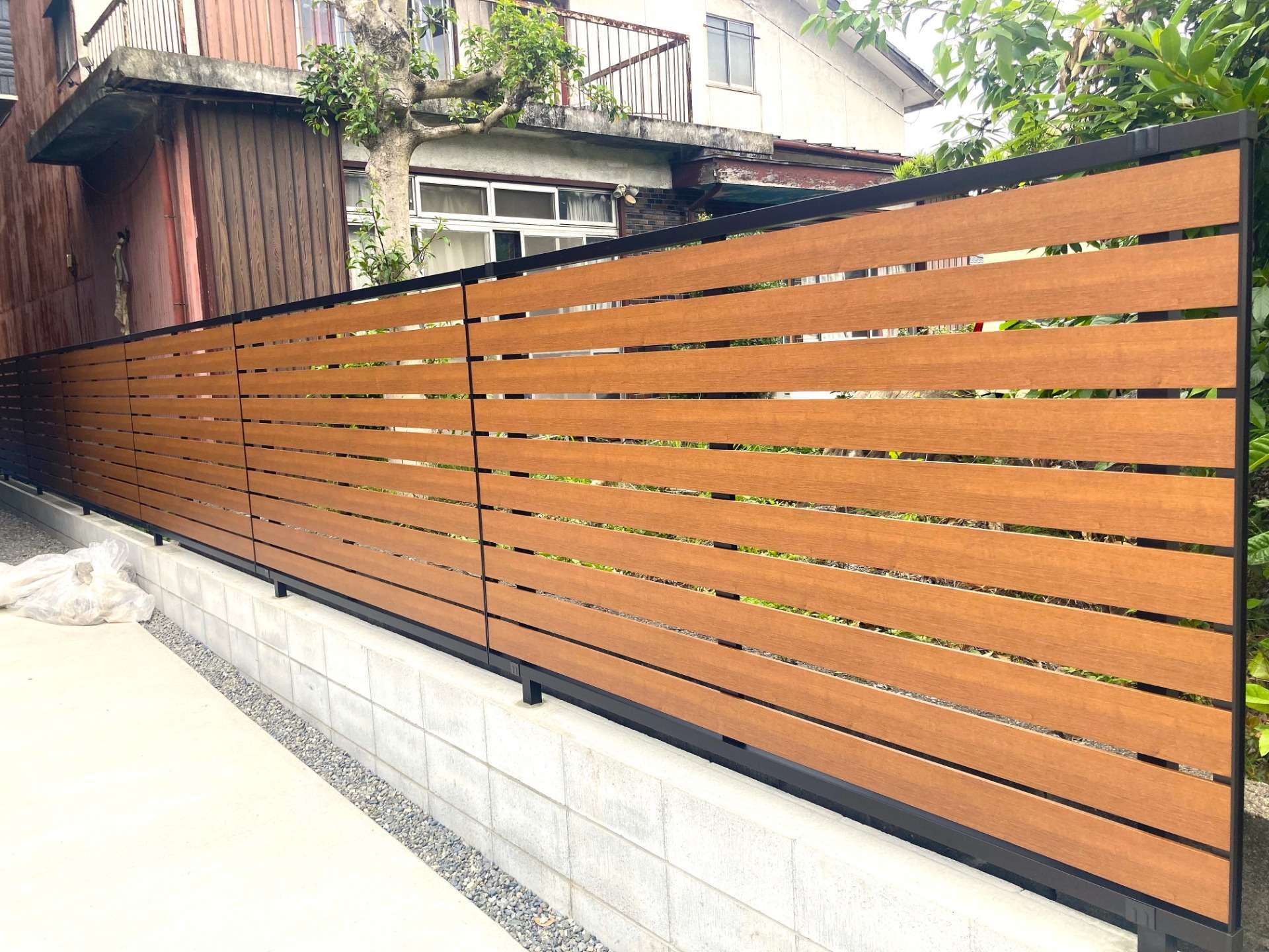 スッキリとしたデザインの木目調目隠しフェンス｜大分市