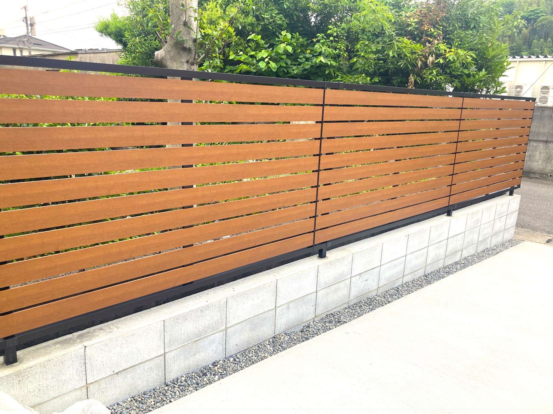 スッキリとしたデザインの木目調目隠しフェンス｜大分市