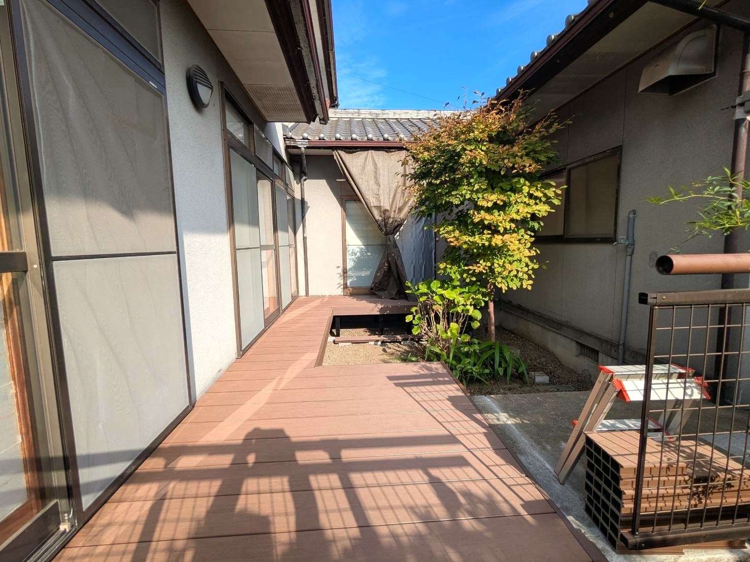 中庭に広い人工木デッキ設置｜大分市