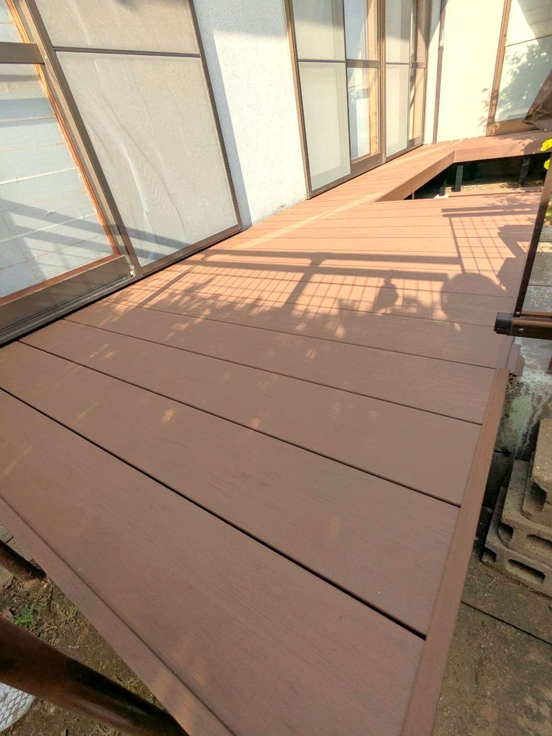 中庭に広い人工木デッキ設置｜大分市