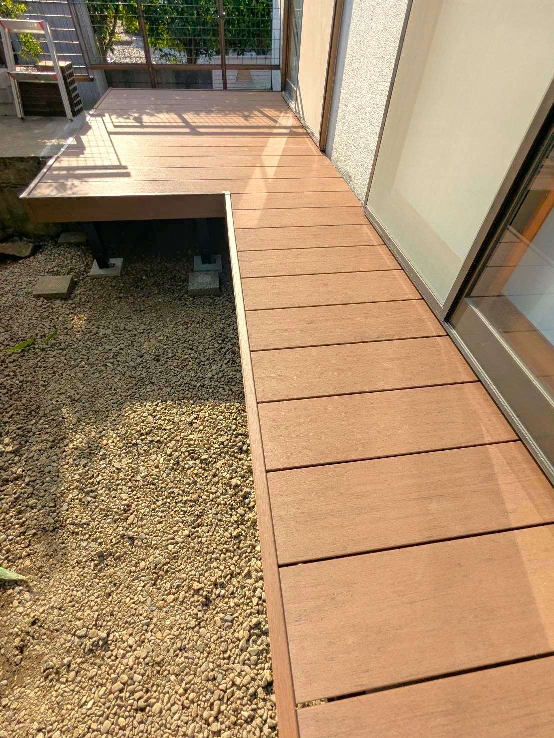 中庭に広い人工木デッキ設置｜大分市