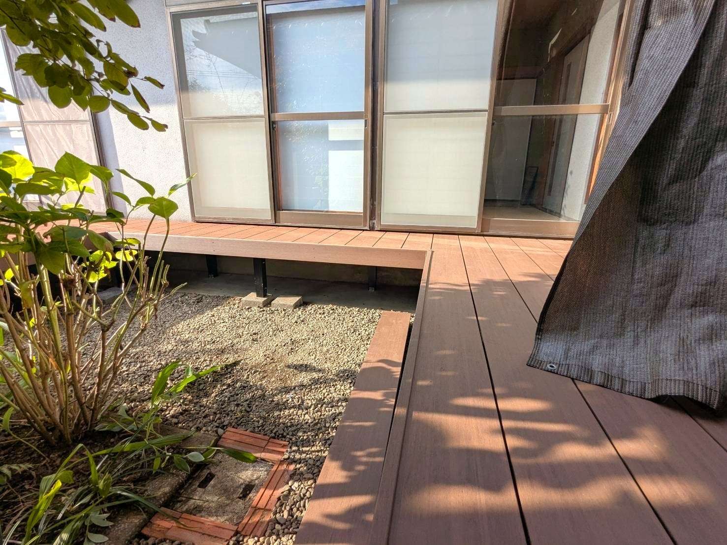 中庭に広い人工木デッキ設置｜大分市