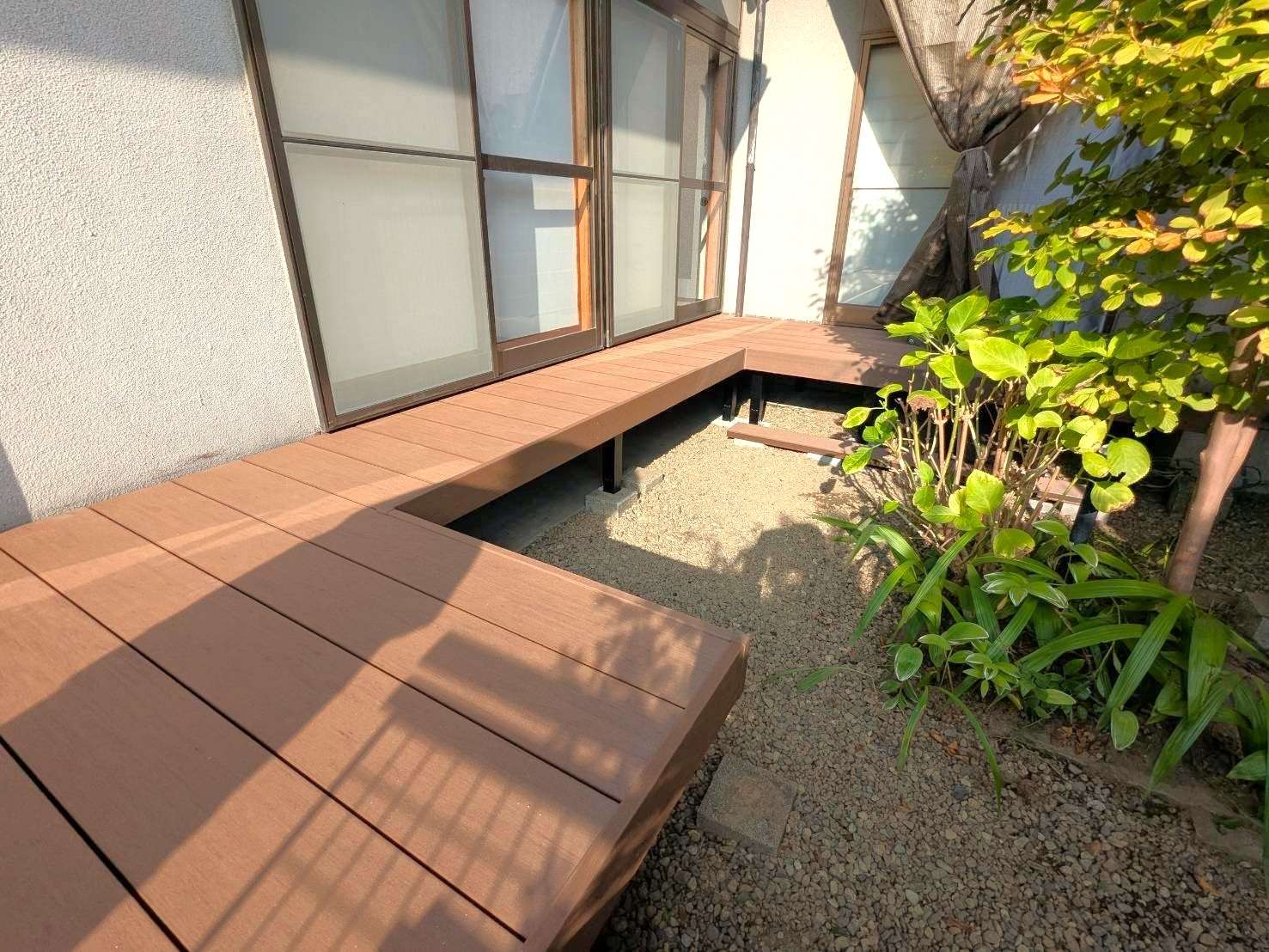 中庭に広い人工木デッキ設置｜大分市