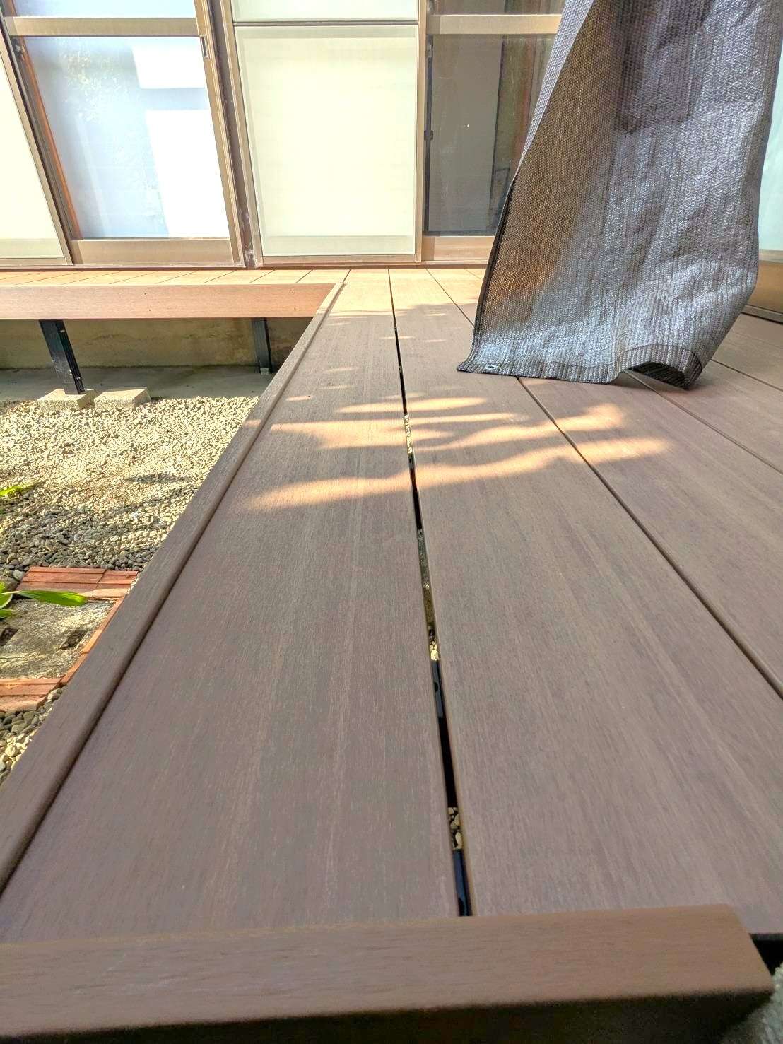 中庭に広い人工木デッキ設置｜大分市