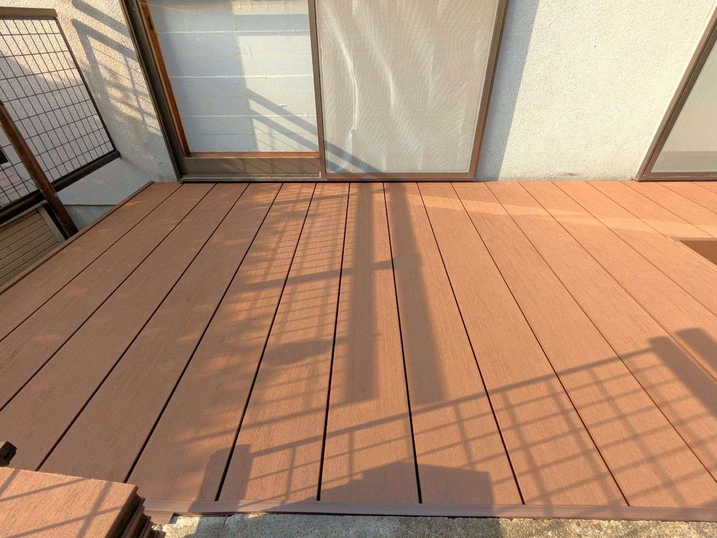 中庭に広い人工木デッキ設置｜大分市