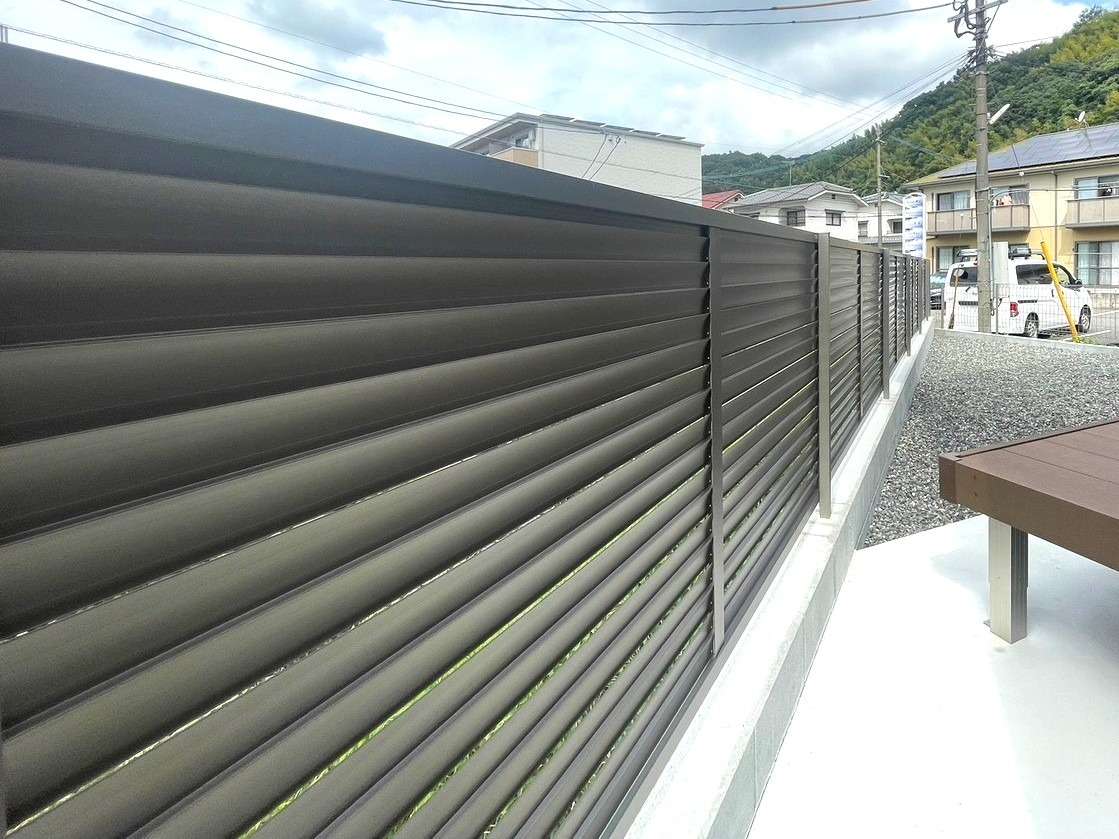 風通しの良いルーバー目隠しフェンス｜大分市