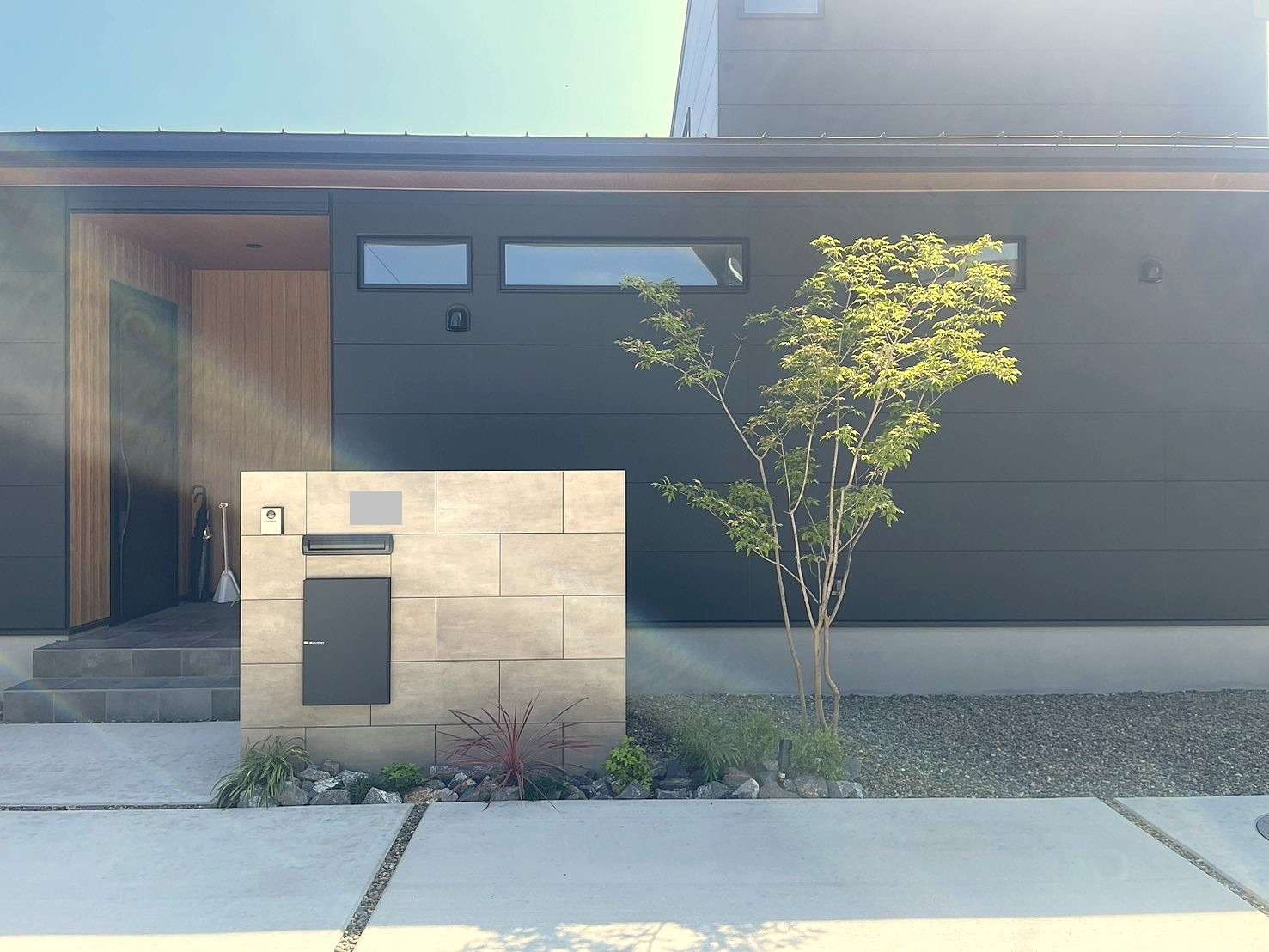 グレータイル門柱でモダンな玄関まわり｜大分市