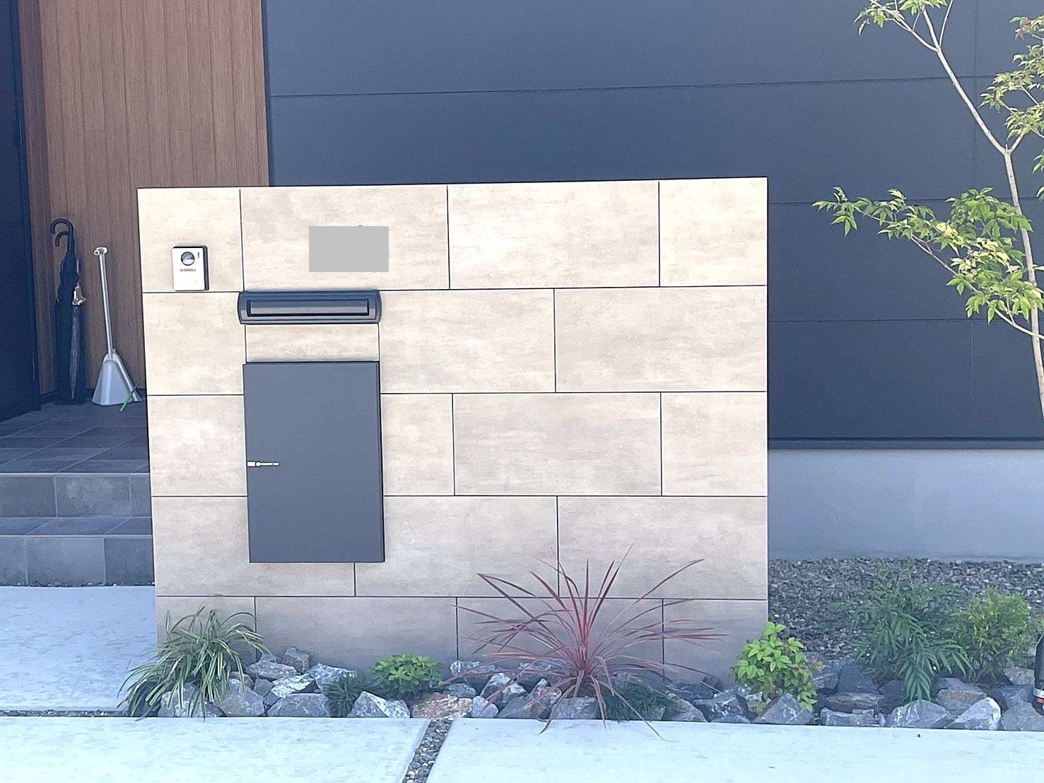 グレータイル門柱でモダンな玄関まわり｜大分市