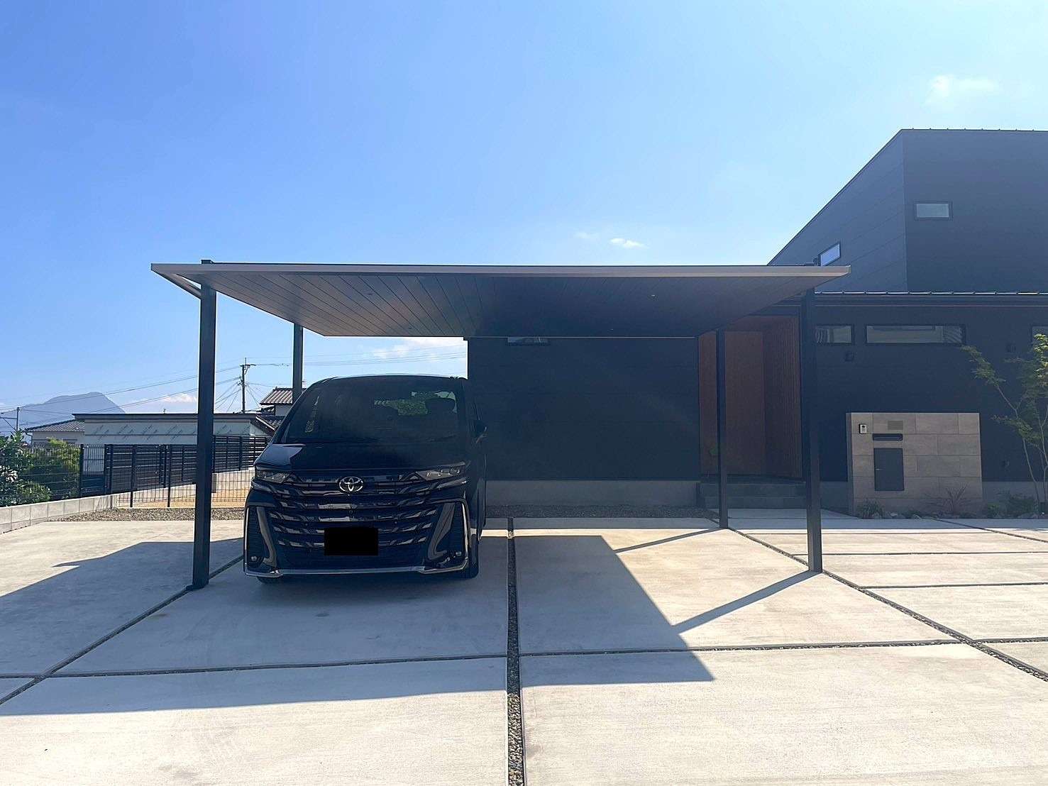 スタイリッシュなアルミ屋根カーポート｜別府市