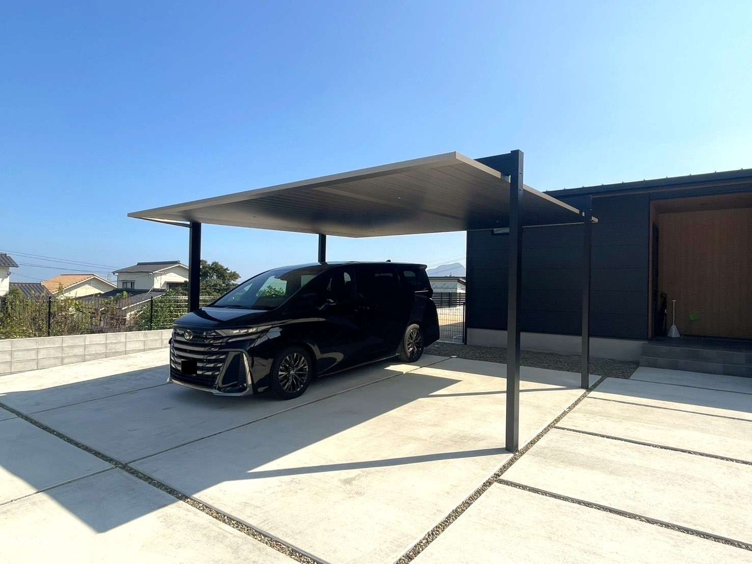 スタイリッシュなアルミ屋根カーポート｜別府市